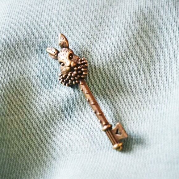Bronze Rabbit Key Brooch Pin - Picture 5 of 7